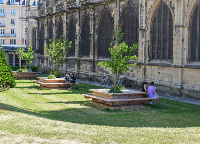 531339-Tables_de_pique-nique_devant_l_eglise_Saint-Pierre_a_Caen-Caen_la_mer_Tourisme___Alix_JONET-1200px