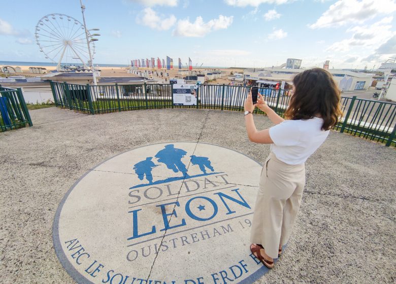 Web app Le Soldat Léon à Ouistreham sur le toit de l'Office de tourisme