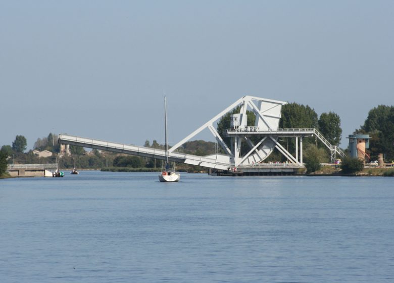 Pegasus Bridge sur le canal de Caen à la mer